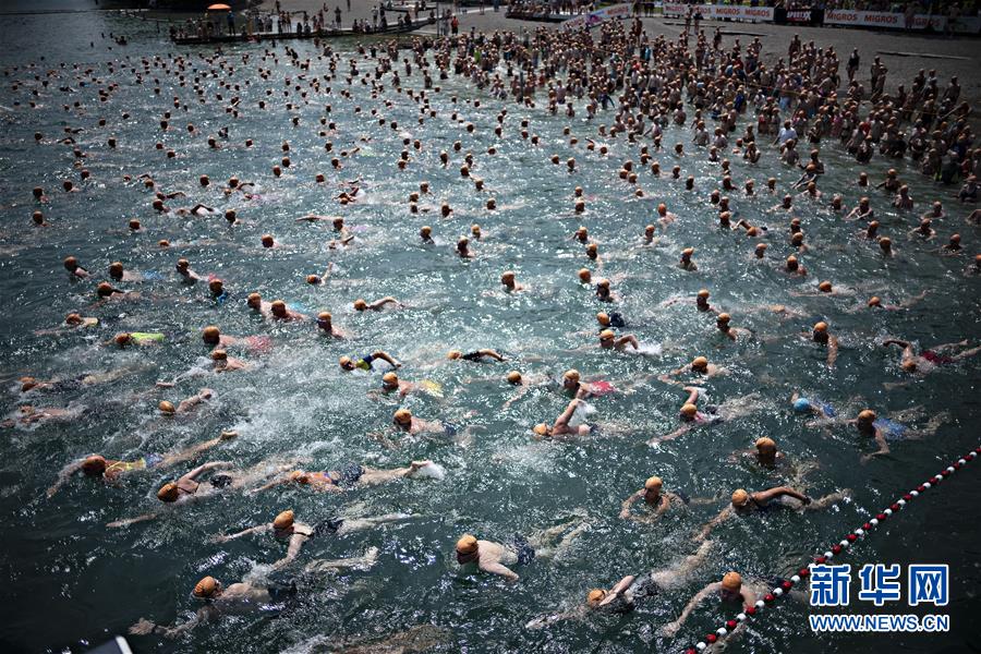 7月3日，在瑞士苏黎世，游泳爱好者参加横渡苏黎世湖活动。 7月12日是今年“三伏”中“初伏”的第一天，这意味着高温高湿的“桑拿天”将逐渐成为天气“主角”，我国大部分地区开启“蒸煮模式”或“烧烤模式”。 而近日北半球多地也处在高温酷暑中。 新华社发（米歇尔·立米纳摄）