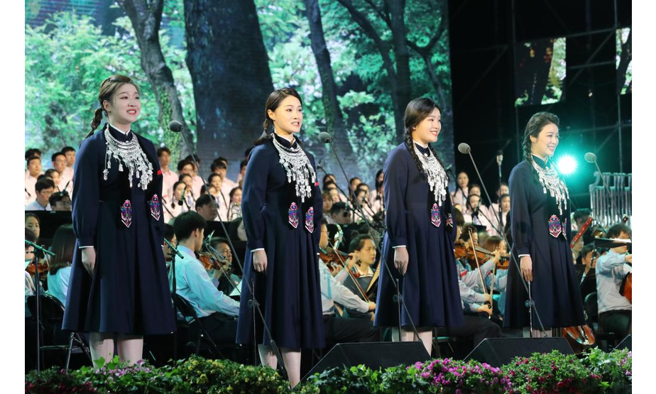5月23日，演员表演小合唱《遵义会议放光辉》。

当日，2021光明·如实辰山草地广播音乐节在上海辰山植物园举行，上海音乐学院新时代版《长征组歌》在音乐节上演。

新华社记者 方喆 摄