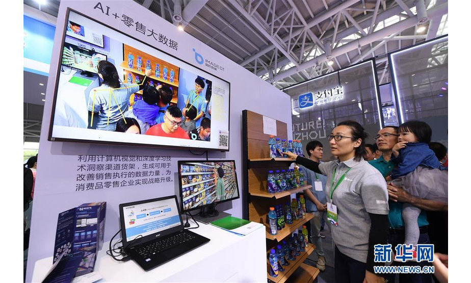 　　在第二届数字中国建设成果展上，广州一家公司的工作人员（左）在介绍AI人工智能消费者行为识别（5月6日摄）。  新华社记者 林善传 摄

