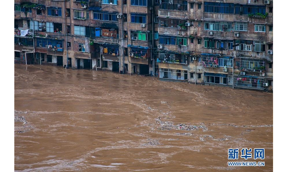 　　綦江城区部分居民楼被淹（7月1日摄）。 7月1日，重庆綦江区普降大到暴雨，局地大暴雨，最大雨量为107.6毫米。据了解，7月1日，綦江在全区范围启动防汛Ⅲ级应急响应。 新华社发（陈星宇 摄）


