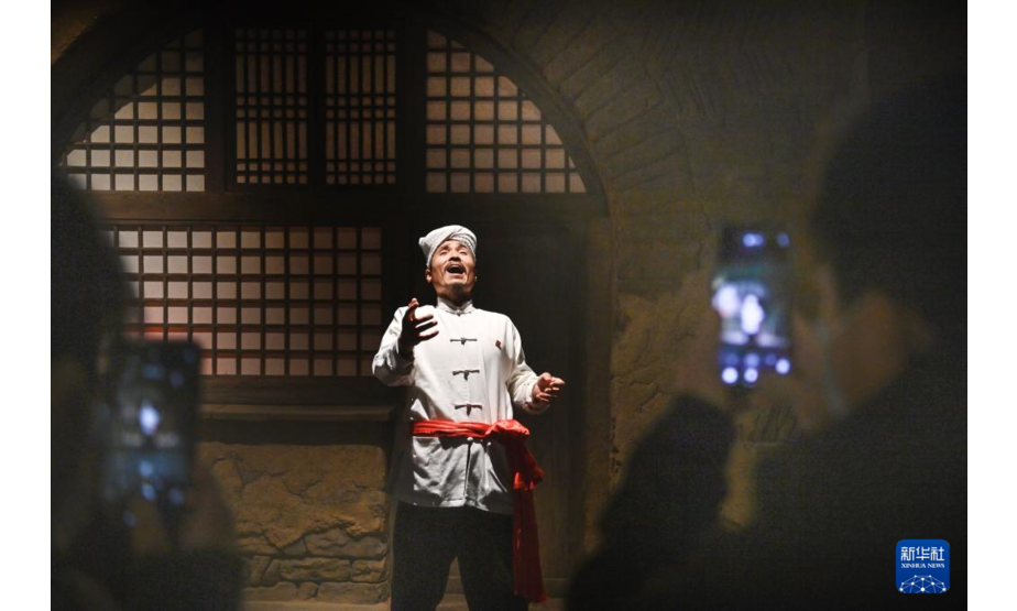 10月16日，歌手胡俊成在陕北民歌博物馆为观众表演陕北民歌。新华社记者 陶明 摄10月16日，观众在陕北民俗博物馆欣赏民间面花。新华社记者 陶明 摄