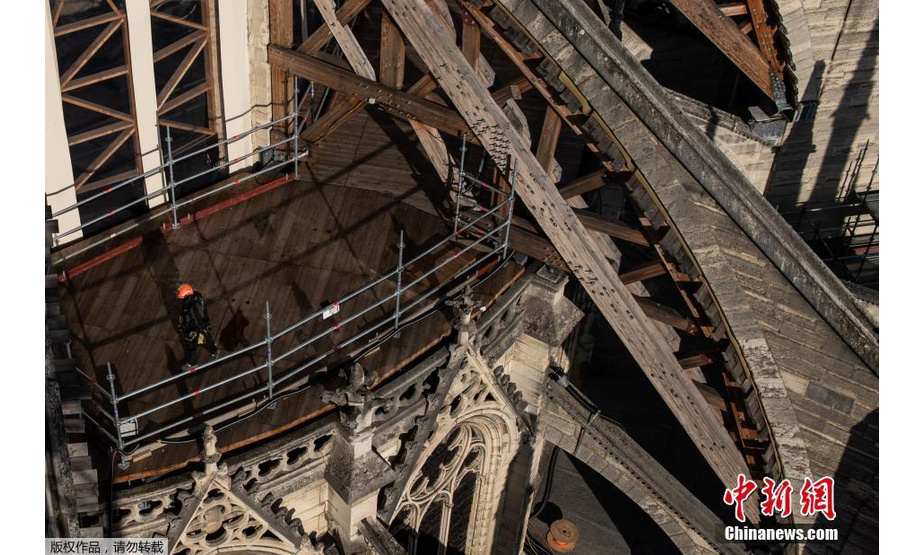 脚手架的拆除工作于今年6月8日正式开始，由于新冠肺炎疫情以及罢工、天气等原因，该工程已经延迟了近6个月。由于脚手架的拆除工作至今才完成，巴黎圣母院的修复工期仍然比较紧张。