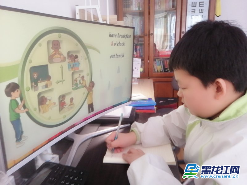 3月2日，黑龙江省春季新学期开学第一天，为维护疫情防控大局、确保广大师生身体健康，全省274万4349名中小学生同时参加线上学习，实现“停课不停学”，这在黑龙江基础教育史上前所未有。图为哈尔滨市新阳路小学学生通过“云课堂”进行学习。