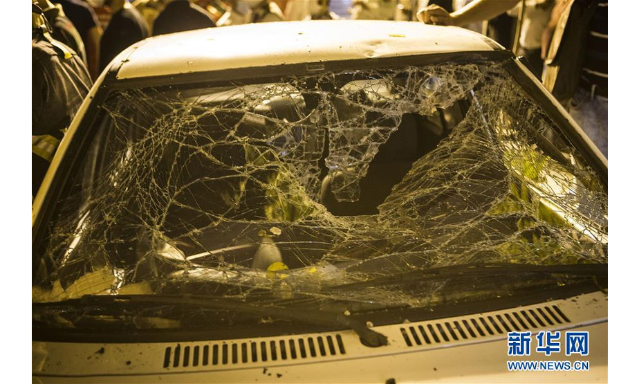 这是6月30日在伊朗德黑兰的爆炸现场拍摄的损坏的汽车。 伊朗首都德黑兰北部一家医疗中心6月30日晚上发生爆炸，造成至少13人死亡、6人受伤。 新华社发（艾哈迈德·哈拉比萨斯摄）