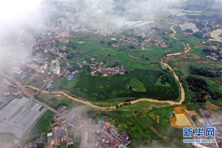 7月1日拍摄的贵州省绥阳县风华镇乡村风光（无人机照片）。 近年来，有“中国诗乡”美称的贵州省绥阳县努力打造美丽乡村，创建美丽生态。雨后的乡间山水、田园、林木、民居在薄薄的云雾下宁静柔美，呈现出一幅幅靓丽的高原乡村景致。 新华社记者 杨楹 摄