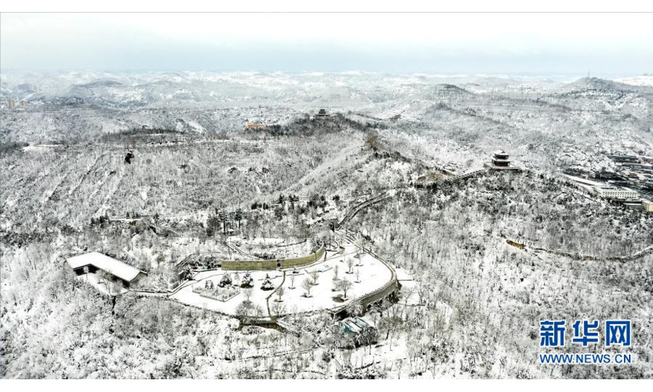 11月23日拍摄的雪后的延安市景色（无人机照片）。入冬后的第一场雪，将地处黄土高原的陕西省延安市装扮得犹如一幅水墨画。新华社发（祁小军 摄）