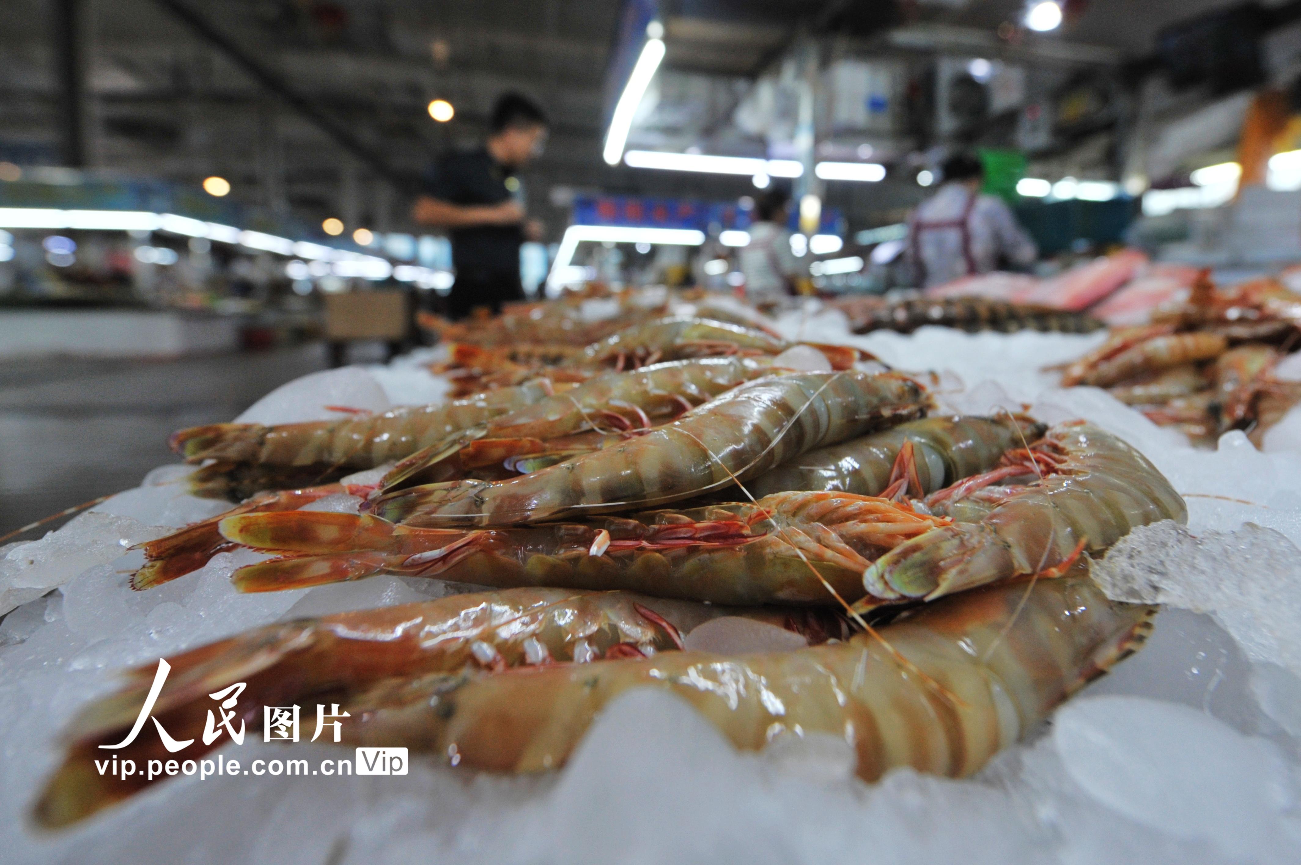 2020年9月14日，黄渤海伏季休渔结束两周，山东省青岛市城阳区海鲜市场摆满各种新鲜海鱼、螃蟹、贝类等海产。随着秋捕产量提高，各类海鲜价格逐渐回落，吸引不少消费者前来购买尝鲜。王海滨/摄