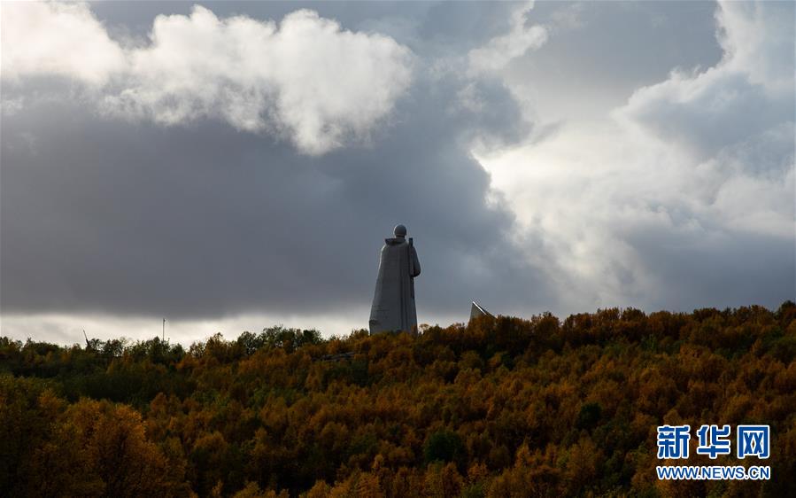 这是9月14日在俄罗斯摩尔曼斯克拍摄的“阿廖沙”雕像。“阿廖沙”雕像位于俄罗斯西北角的摩尔曼斯克州，是为纪念二战时期北极守卫者所建。新华社记者 白雪骐 摄