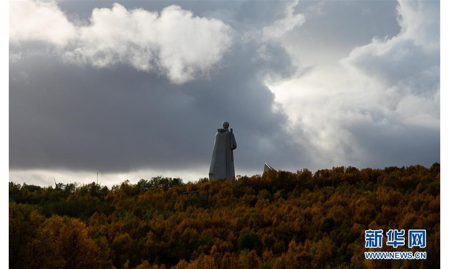 这是9月14日在俄罗斯摩尔曼斯克拍摄的“阿廖沙”雕像。“阿廖沙”雕像位于俄罗斯西北角的摩尔曼斯克州，是为纪念二战时期北极守卫者所建。新华社记者 白雪骐 摄
