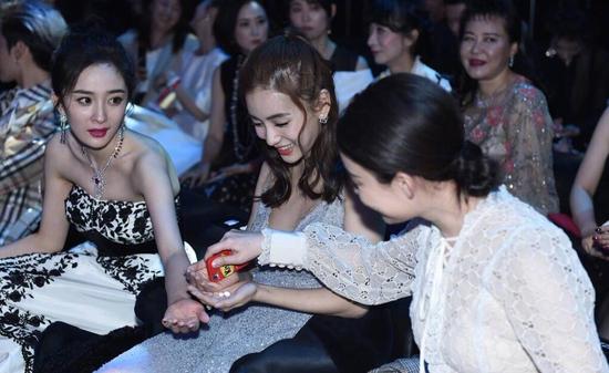 杨幂刘诗诗同座比美 倪妮分糖杨幂主动伸手:也