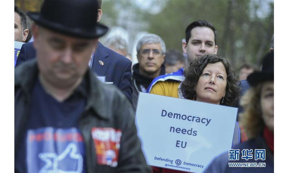 10月17日，在位于比利时布鲁塞尔的欧盟总部外，一名女子手持标语参加抗议“脱欧”的集会。 欧盟峰会于17日至18日在比利时布鲁塞尔召开，英国“脱欧”将是峰会最重要议题。 新华社发（里卡多·帕雷贾尼 摄）