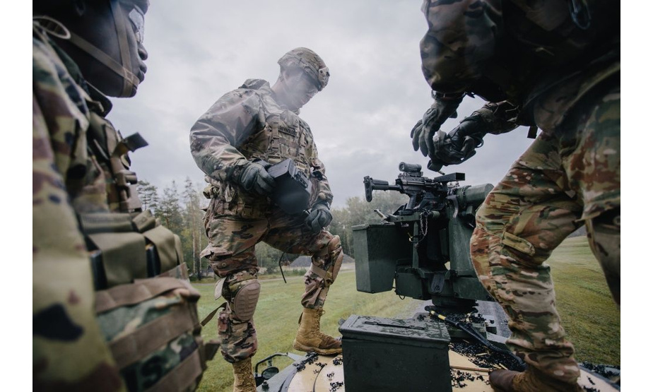近日，美国陆军第173空降旅的士兵在位于德国格拉芬沃尔的军事训练基地，测试了安装在中型战术车车顶的新型“通用遥控武器系统”（CROWS），并使用该系统操控M249机枪开火。据报道，CROWS可以使作战人员在移动时对目标进行远程精确攻击，以达到武器的最大有效射程。CROWS传感器套件能够在昼夜条件下跟踪瞄准目标，包括日间摄像机、热像仪和激光测距仪。CROWS将可安装在美军装备的任何战术车辆上，可操控MK19榴弹枪，M2 .50口径机枪，M240B机枪以及M249机枪。