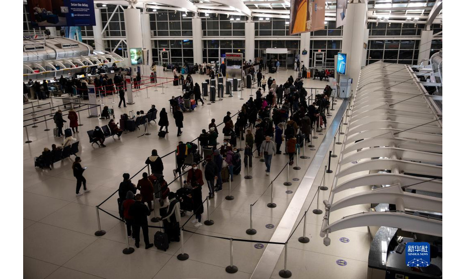 1月3日，旅客在美国纽约肯尼迪国际机场排队等待接受新冠病毒检测。

　　受疫情和天气情况影响，美国近期有数以千计航班被取消。

　　新华社发（郭克摄）