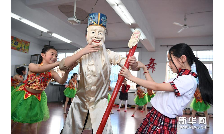 4月23日，江西省南丰县教师进修学校附属小学的孩子们在排练原创少儿歌舞节目“我跟阿公学跳傩”。新华社记者 万象 摄