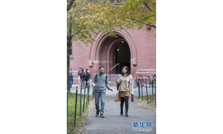 10月15日，人们走在美国马萨诸塞州哈佛大学校园内。  新华社记者王迎摄