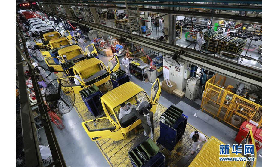 2月14日，工人在湖北襄阳一轻型商用车公司的生产线上忙碌。 新华社发（王虎 摄）