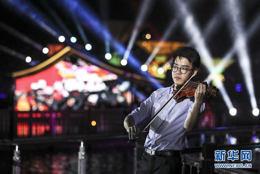 9月12日，来自台湾艺启乐晴室内乐团的艺术家在表演。当日，2019海峡两岸（昆山）中秋灯会在江苏省昆山市周庄镇举行亮灯仪式。本届灯会以“两岸一家亲 ”“水乡夜色美”“欢乐田园嗨”为主题，将在中秋、国庆期间与游客见面。灯会将持续至10月8日。新华社记者 杨磊 摄