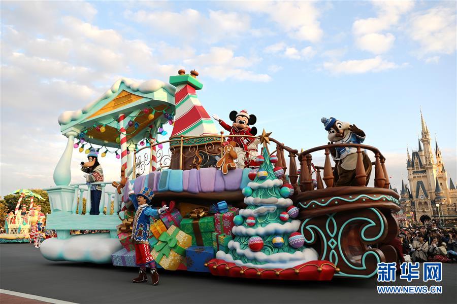 11月7日，在日本东京迪士尼乐园，装扮成迪士尼卡通人物的演员在圣诞巡游上表演。新华社记者杜潇逸摄