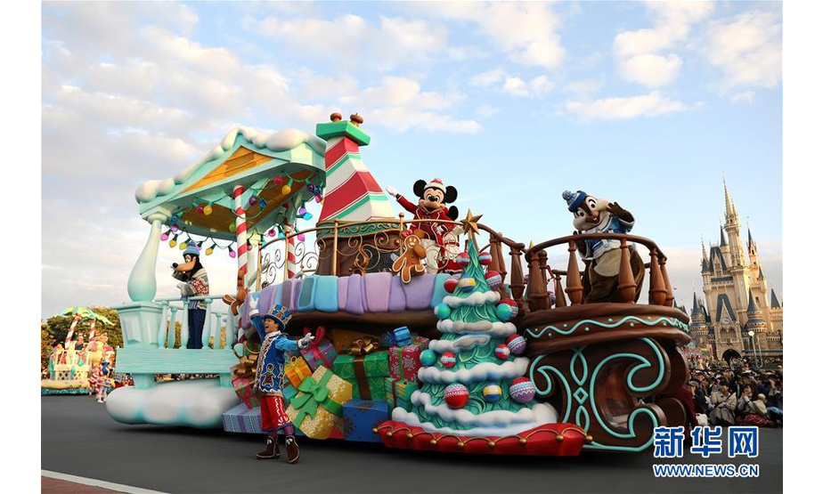 11月7日，在日本东京迪士尼乐园，装扮成迪士尼卡通人物的演员在圣诞巡游上表演。新华社记者杜潇逸摄