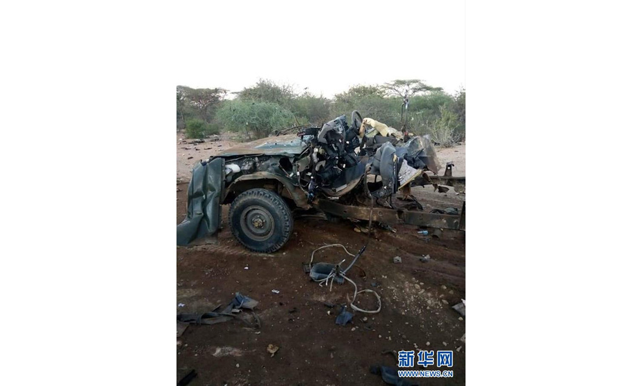 这是10月12日在肯尼亚加里萨郡拍摄的炸弹袭击后的汽车。 肯尼亚东北部靠近索马里的加里萨郡12日发生一起路边炸弹袭击事件，造成至少10名警察死亡。 新华社发