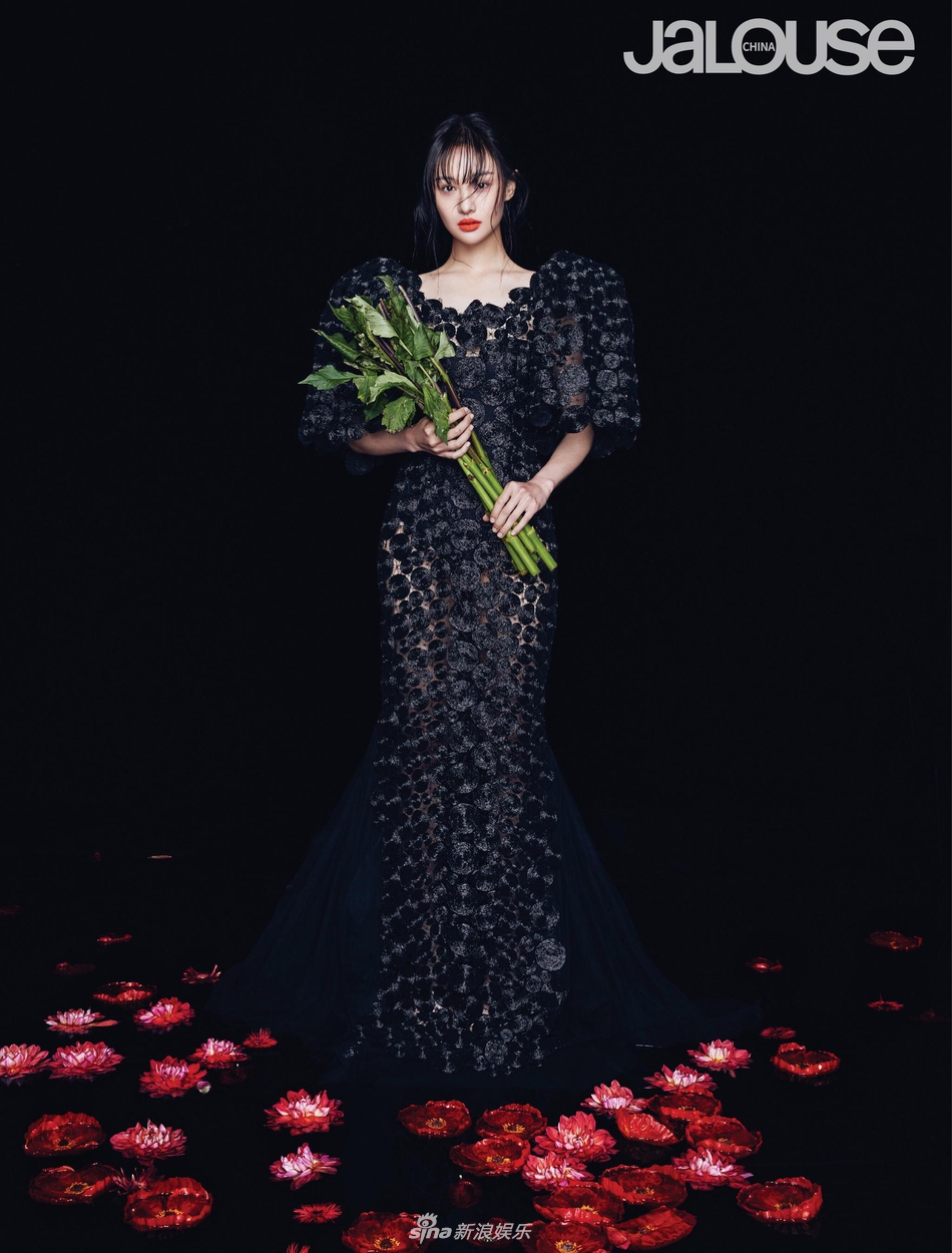 新浪娱乐讯 今日，郑爽最新杂志照曝光，红黄撞色颜料妆尝试大胆，暗黑风烟熏妆搭配黑色披风短裙、皮手套，眼神妩媚，黑色透视裙配合大红色唇妆，披着头纱微微仰头，全新尝试的郑爽太A了。