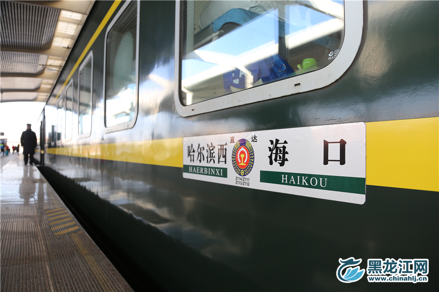 乘客纷纷上车，站台仿佛有些失落。