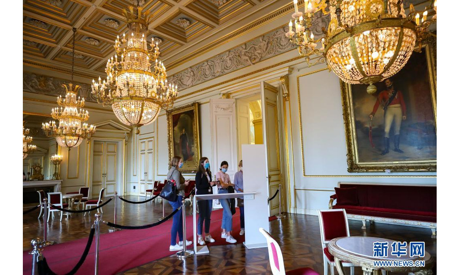 7月27日，游客在位于比利时布鲁塞尔的王宫参观。新华社记者 张铖 摄