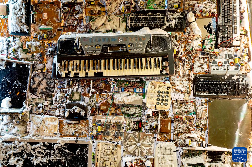 这是12月1日在拉脱维亚里加拍摄的一棵由垃圾组成的圣诞树上的垃圾。新华社发（埃迪斯·帕伦斯摄）