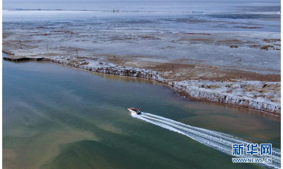 9月23日，游客在茶卡盐湖“天空之镜”景区乘坐游艇（无人机照片）。新华社记者 张龙 摄