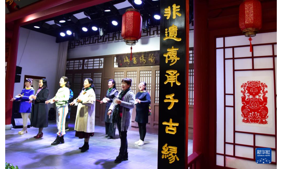 10月16日，演员在榆林非遗小剧场排练陕北地方戏。新华社记者 朱祥 摄