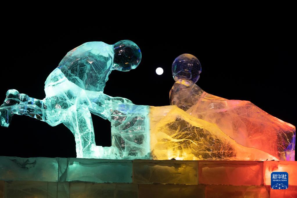 1月17日在哈尔滨市机场路零公里环岛拍摄的冰雪景观。新华社记者 张涛 摄