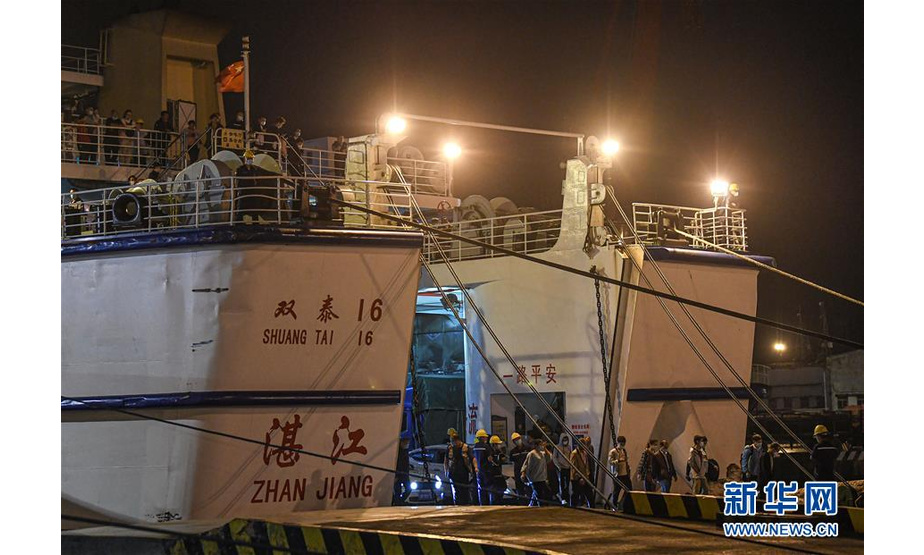 　　10月29日，抵达海口秀英港的客滚船乘客下船。新华社记者 蒲晓旭 摄


