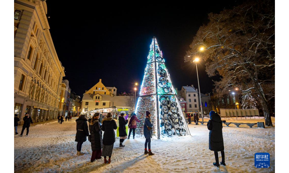 12月1日，人们在拉脱维亚里加欣赏一棵由垃圾组成的圣诞树。这件艺术品旨在鼓励人们在节日期间减少垃圾的产生，做好家庭垃圾分类。新华社发（埃迪斯·帕伦斯摄）
