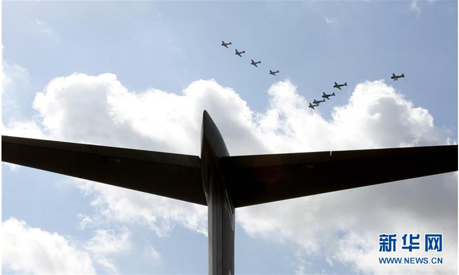10月19日，在美国休斯敦航空展上，二战时期的老式飞机进行飞行表演。 当日，一年一度的休斯敦航空展在埃灵顿机场开幕。 新华社发 （宋穹摄）