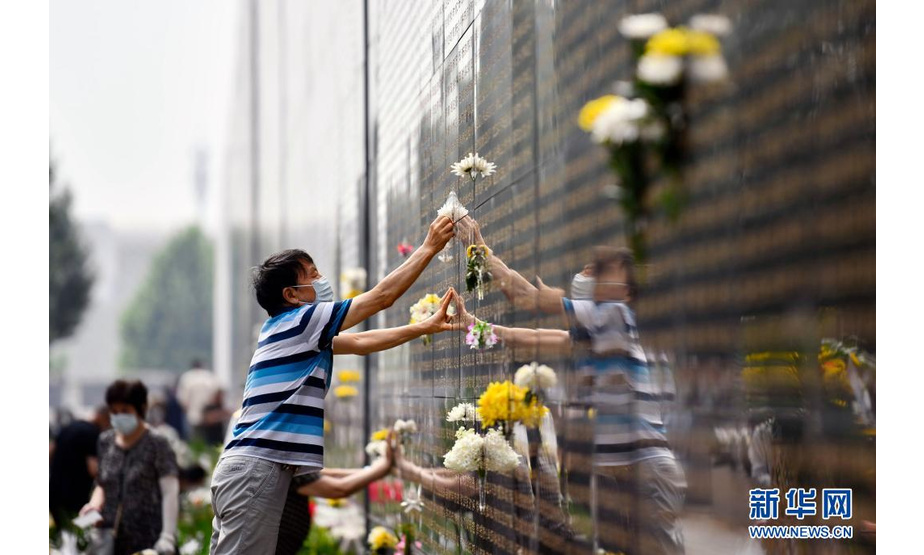 7月28日，市民在唐山地震遗址纪念公园的纪念墙上献花。

　　当日是唐山大地震45周年。连日来，许多市民来到唐山地震遗址纪念公园，在纪念墙前献上鲜花，缅怀地震罹难者。

　　新华社发（赵亮 摄）