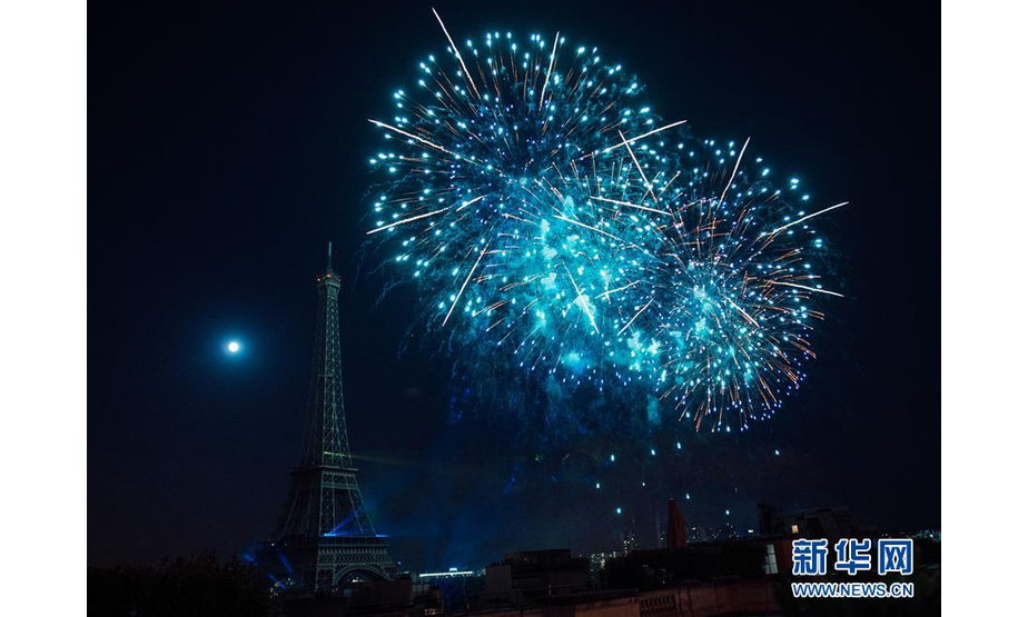 7月14日，在法国巴黎，庆祝国庆日的烟花在埃菲尔铁塔附近绽放。 新华社发（陈寅摄）