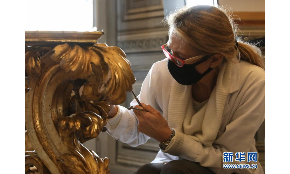 意大利多地从2月1日起放松管控措施，首都罗马的博物馆得以重新开放，但只限于工作日。受疫情影响，罗马各处博物馆和文化古迹仍显得冷清。

　　2月25日，一名工作人员在意大利首都罗马的斯巴达画廊里工作。

　　新华社记者 程婷婷 摄