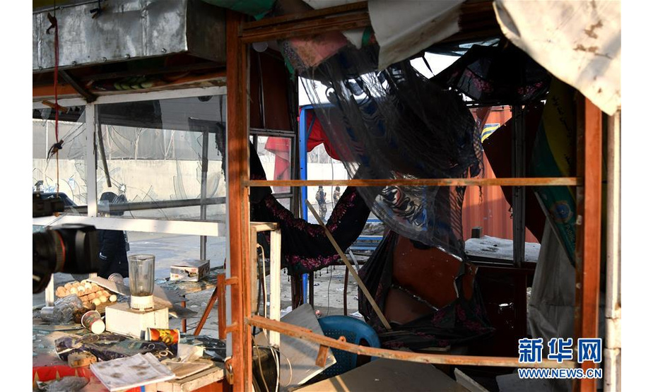这是1月15日在阿富汗首都喀布尔拍摄的被爆炸袭击波及的商铺。

　　阿富汗官员14日证实，首都喀布尔市区当晚遭遇爆炸袭击。爆炸造成至少4人死亡、90人受伤。

　　新华社记者 代贺 摄