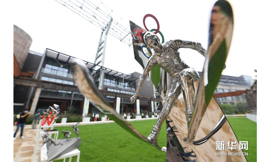 这是展出的雕塑作品《自由式滑雪——翱》（7月13日摄）。 新华社记者鞠焕宗摄