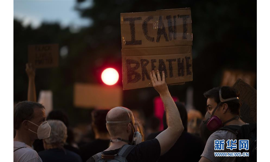 6月4日，一名示威者手举“我无法呼吸”的标语在美国华盛顿白宫前进行抗议。 美国各地因弗洛伊德事件引发的抗议示威浪潮4日仍在持续。 新华社记者 刘杰 摄