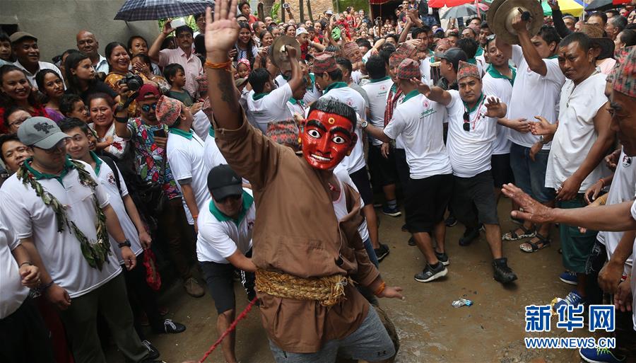 8月16日，在尼泊尔吉尔蒂布尔，人们参加神牛节游行活动。新华社发（苏尼尔·夏尔马摄）