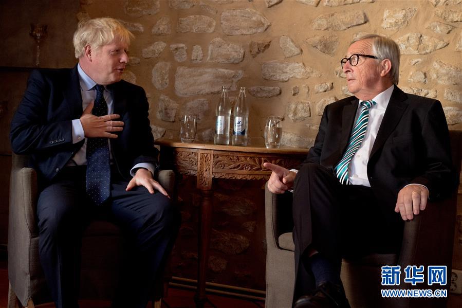 9月16日，英国首相鲍里斯·约翰逊（左）在卢森堡与欧盟委员会主席容克就“脱欧”问题举行会谈。 新华社发（欧盟委员会供图）