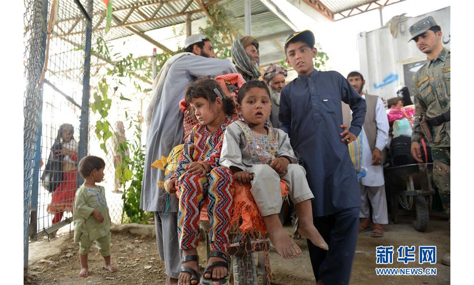 7月13日，阿富汗难民通过南部坎大哈省的斯平布尔达克地区返回国内。 国际移民组织最近公布的声明称，自2019年1月以来，已有约24.5万名阿富汗难民从巴基斯坦和伊朗返回祖国。 新华社发（萨纳乌拉·西奥姆摄）