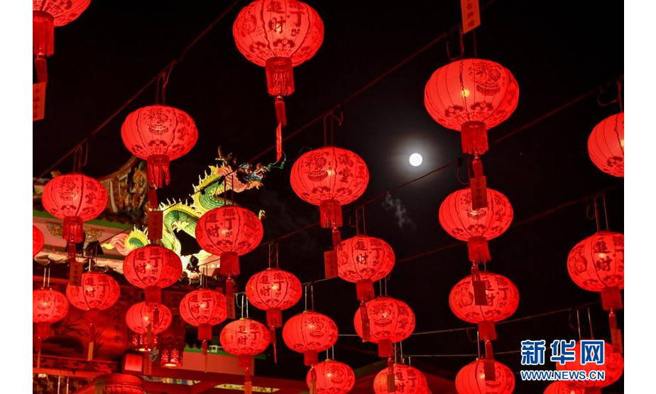这是2月26日在马来西亚吉隆坡拍摄的大红灯笼映衬下的元宵节圆月。

　　当日是元宵佳节。新华社发（张纹综摄）