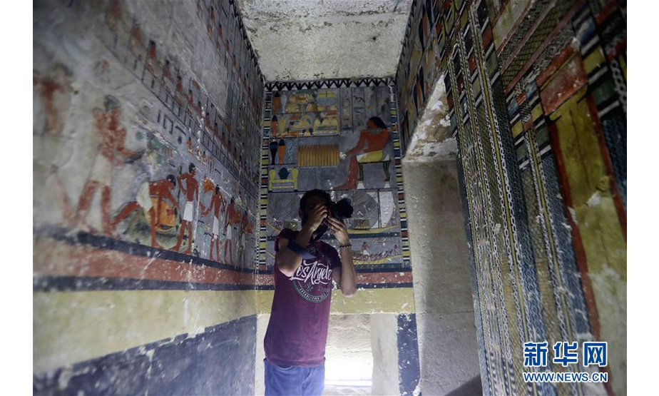 4月13日，在埃及首都开罗以南约30公里的塞加拉地区，一名男子拍摄贵族墓葬内部。13日，埃及文物部组织媒体参观了近日在首都开罗以南约30公里的塞加拉地区发现的一座第五王朝时期的贵族墓葬。埃及文物部发布的声明说，该金字塔位于杰德卡雷金字塔旁，是迄今为止发现的古王国时期最大的王后金字塔。 新华社发（艾哈迈德·戈马摄）