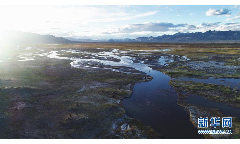 从空中鸟瞰西藏阿里地区的高原湿地（9月9日无人机拍摄）。 西藏阿里地区素有“世界屋脊的屋脊”之称，平均海拔4000米以上。这里河流纵横、湖泊密布、土林林立。从空中鸟瞰阿里大地，呈现出一幅幅独特的美景。 新华社记者 普布扎西 摄