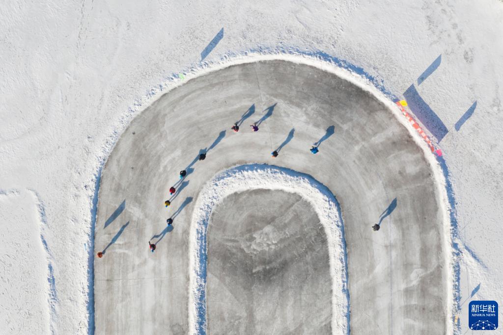 随着北京冬奥会临近，中国最北省份黑龙江省的冰雪运动氛围渐浓，越来越多人在这片广阔的黑土地走上冰场、雪道，化身“冰雪健将”，享受冰情雪趣。

　　从举办第一届全国冰上运动会到获得中国首个冬季运动项目世界冠军，再到每年带动千万人次参与冰雪运动……作为我国开展冰雪运动最早的省份之一，黑龙江不断推进冰雪体育发展，助力北京冬奥会，推动全民上冰雪。

　　迄今为止，在我国获得的13枚冬奥会金牌中，有8枚是由黑龙江培养、输送的运动员所获得，还有1枚短道速滑接力金牌，队中主力王濛即是黑龙江人。黑龙江省连续开展40余年的“百万青少年上冰雪”活动，激发了一代代青少年的冰雪运动热情，更为我国冰雪体育运动发展培养了大批后备人才。

　　图为滑冰爱好者在七台河市桃山区一处冰场滑冰（1月12日摄，无人机照片）。

　　新华社记者 谢剑飞 摄