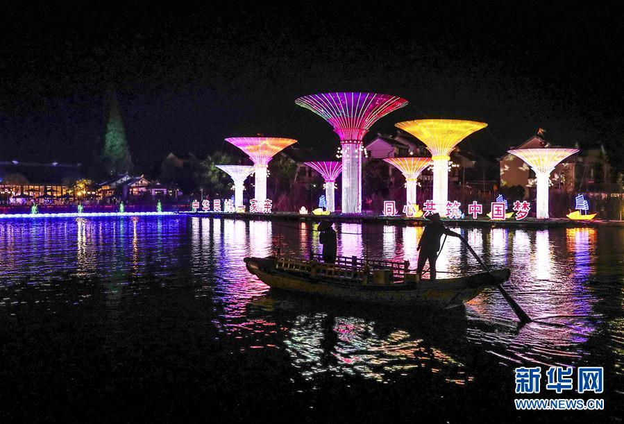 9月12日在昆山周庄古镇拍摄的花灯。新华社记者 杨磊 摄