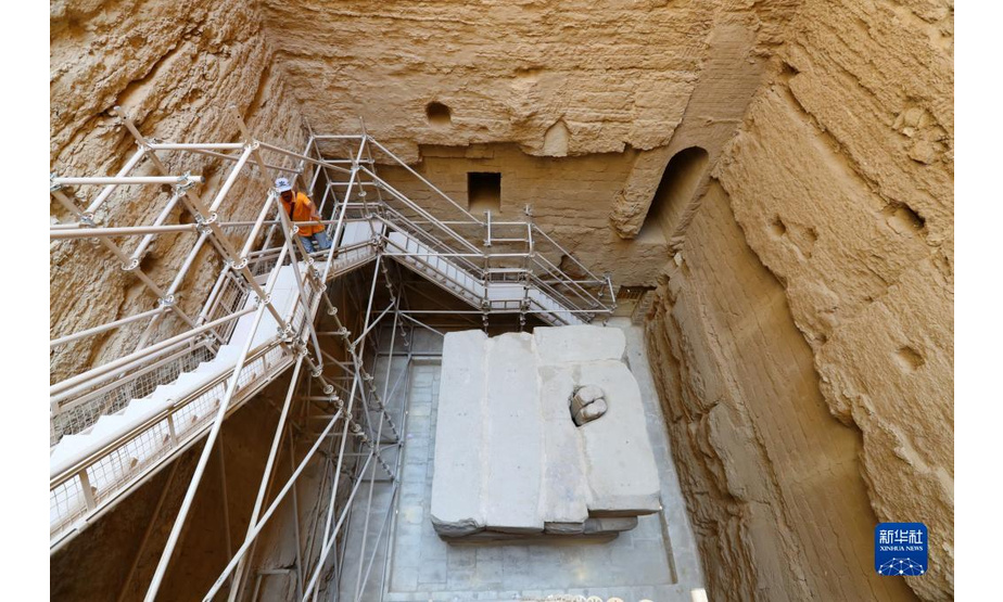 9月14日，景区管理者在埃及首都开罗以南的塞加拉地区一座左塞尔时期古墓内查看。

　　当日，位于埃及首都开罗以南约30公里的塞加拉地区，一座距今4000多年的古埃及第三王朝国王左塞尔时期的古墓经过近15年的修缮后正式向公众开放。该墓位于左塞尔王阶梯金字塔建筑群西南角，由地上建筑和地下墓室两大部分构成。埃及于2006年启动对该墓墓道、墓墙、墓室等建筑体的保护和修缮工作。

　　新华社记者 隋先凯 摄