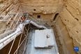 9月14日，景区管理者在埃及首都开罗以南的塞加拉地区一座左塞尔时期古墓内查看。<br/><br/>　　当日，位于埃及首都开罗以南约30公里的塞加拉地区，一座距今4000多年的古埃及第三王朝国王左塞尔时期的古墓经过近15年的修缮后正式向公众开放。该墓位于左塞尔王阶梯金字塔建筑群西南角，由地上建筑和地下墓室两大部分构成。埃及于2006年启动对该墓墓道、墓墙、墓室等建筑体的保护和修缮工作。<br/><br/>　　新华社记者 隋先凯 摄